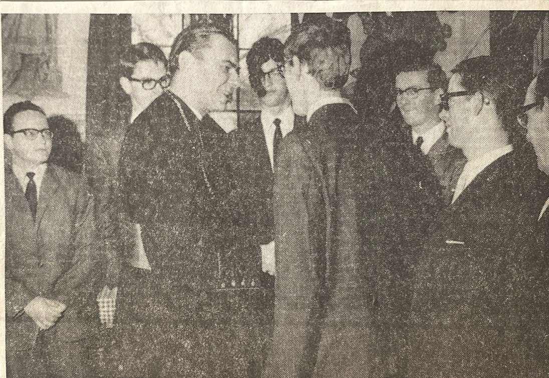 1968 Mgr Bluijssen in gesprek met Harrie Schellekens